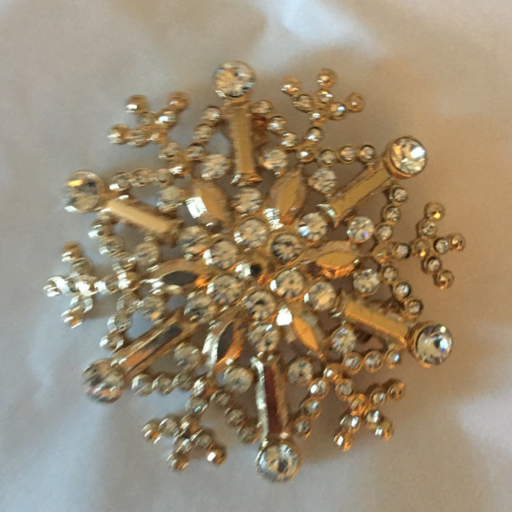 Snowflake Brooch - Picture 2 of 3